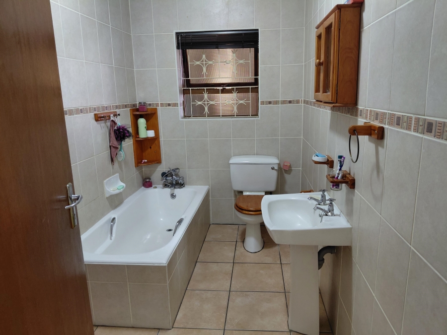 4 Bedroom Property for Sale in Heuwelkruin Eastern Cape